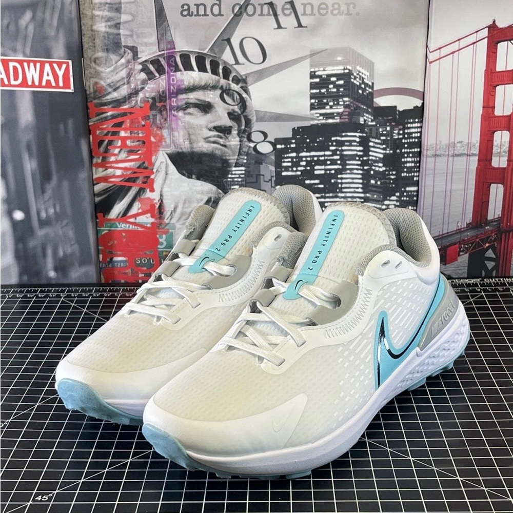 Nike Golf Shoes Spikeless. NWOT size 9.5 Wide